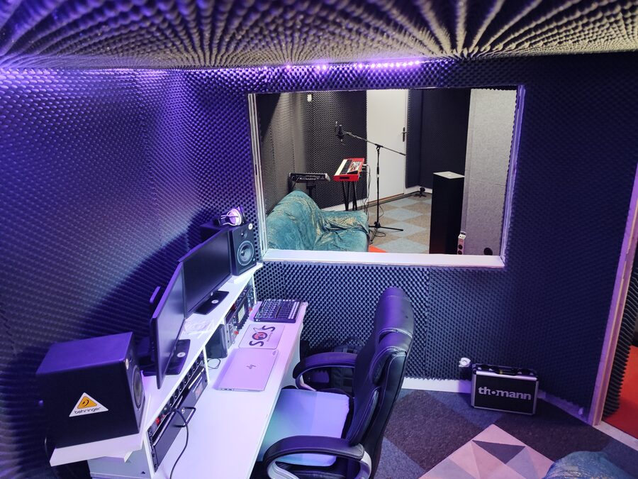 La régie du studio avec ses écrans et ses enceintes de monitoring